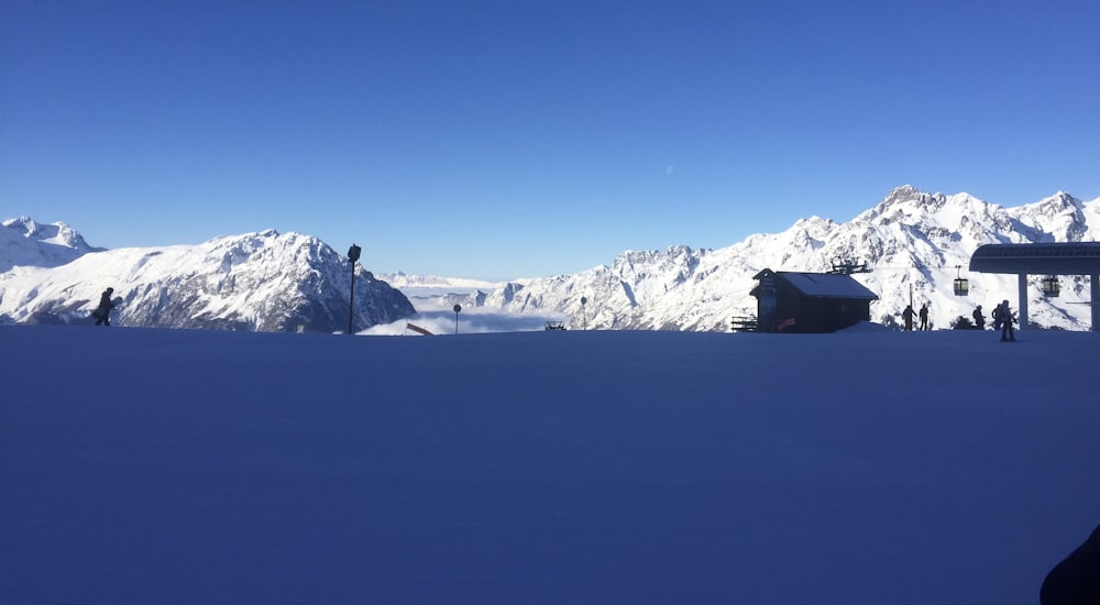 Casa marrone su terreno innevato durante il giorno