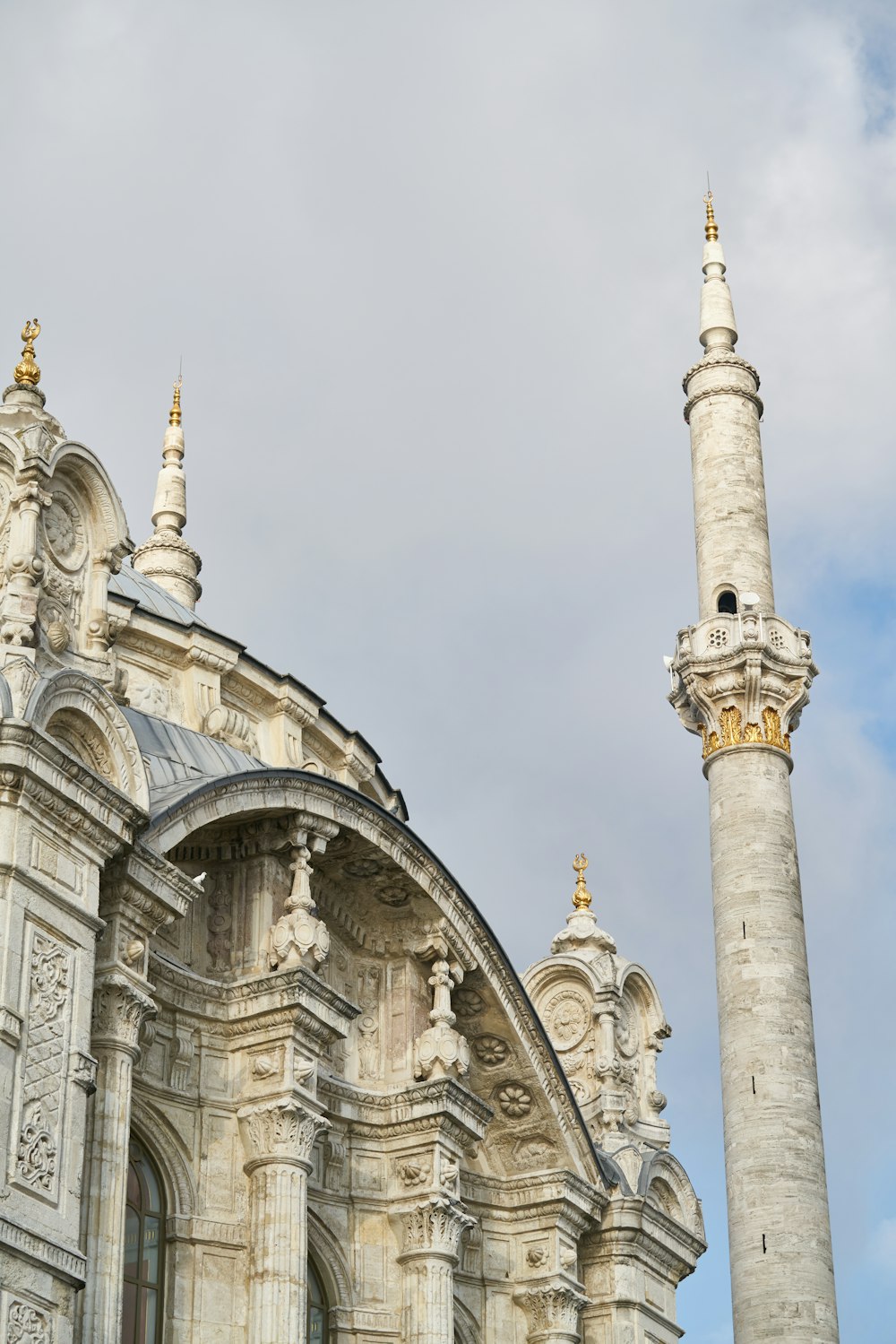 edificio in cemento bianco sotto il cielo bianco durante il giorno