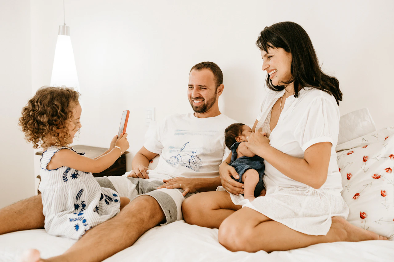 Familia compartiendo un momento cotidiano en casa