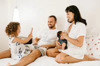 Paar zusammen auf der Couch – Familie einladen