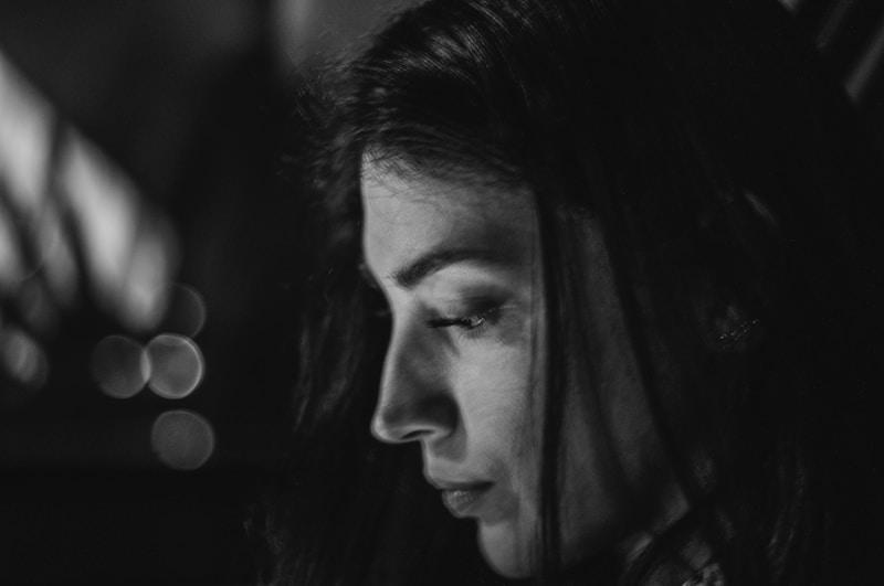 Retrato en blanco y negro de mujer atractiva