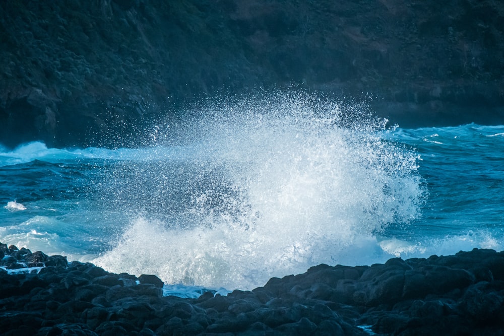 ocean waves crashing on rocks during daytime