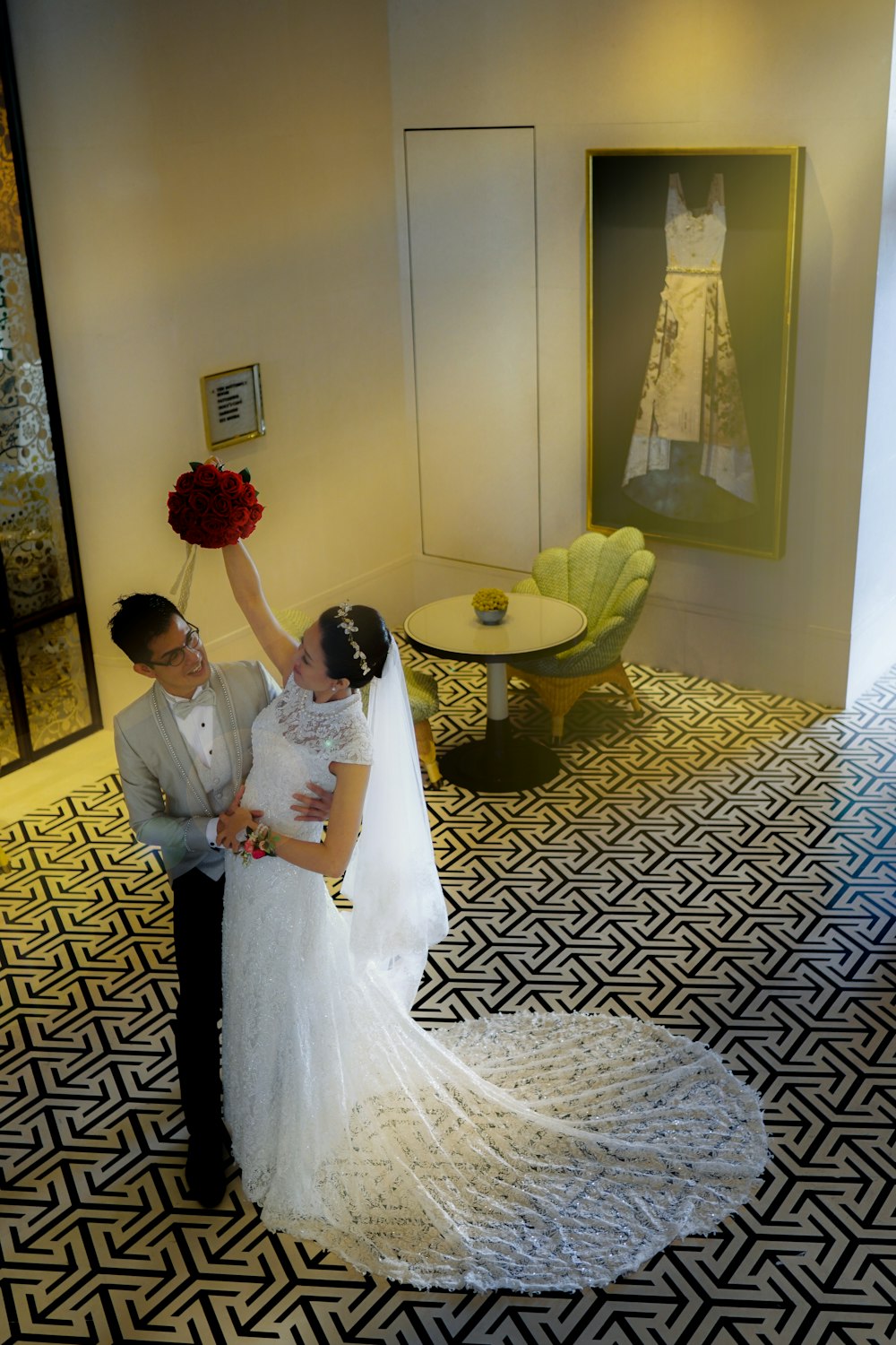 novia y novio de pie sobre alfombra floral blanca y negra