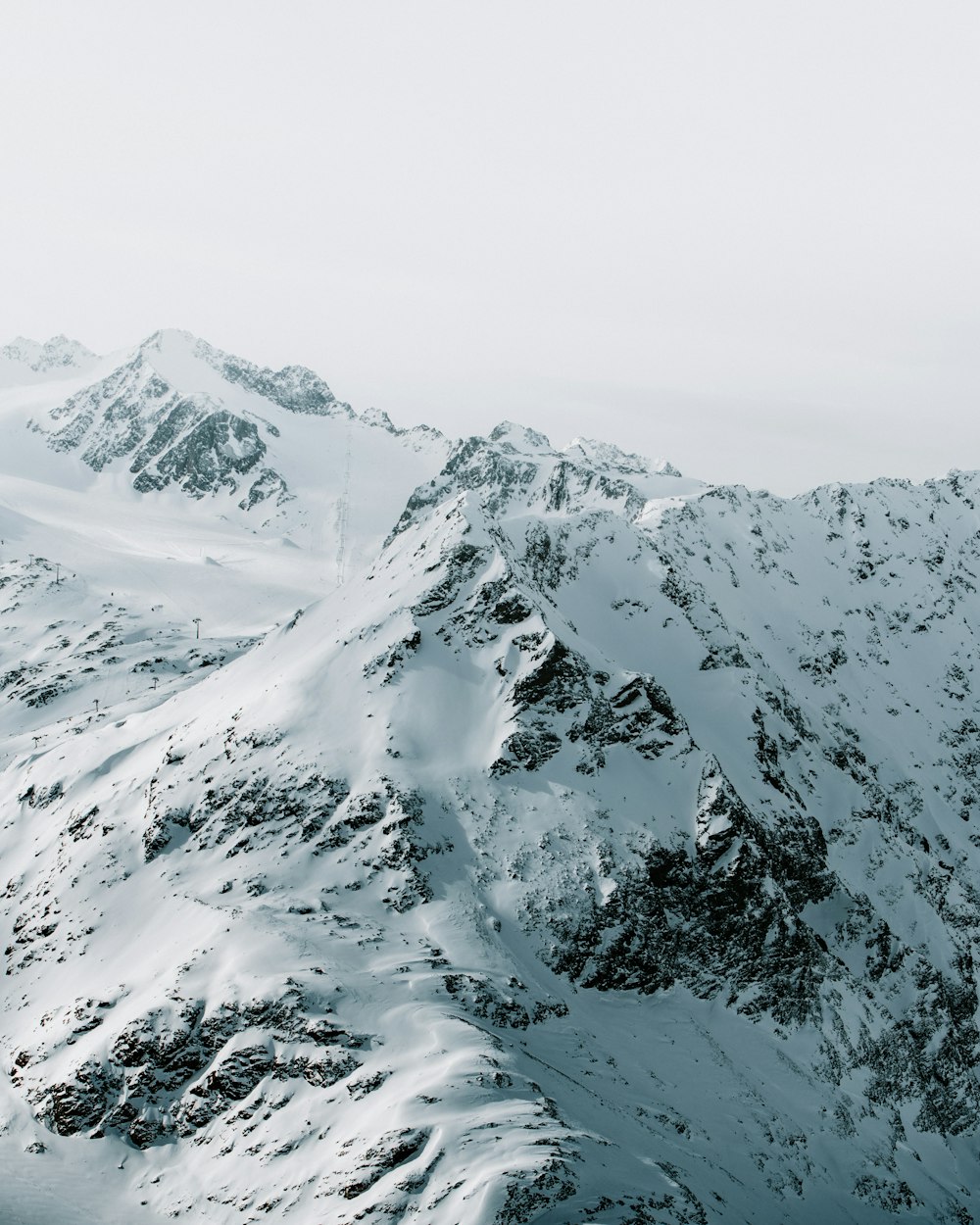 Schneebedeckter Berg tagsüber