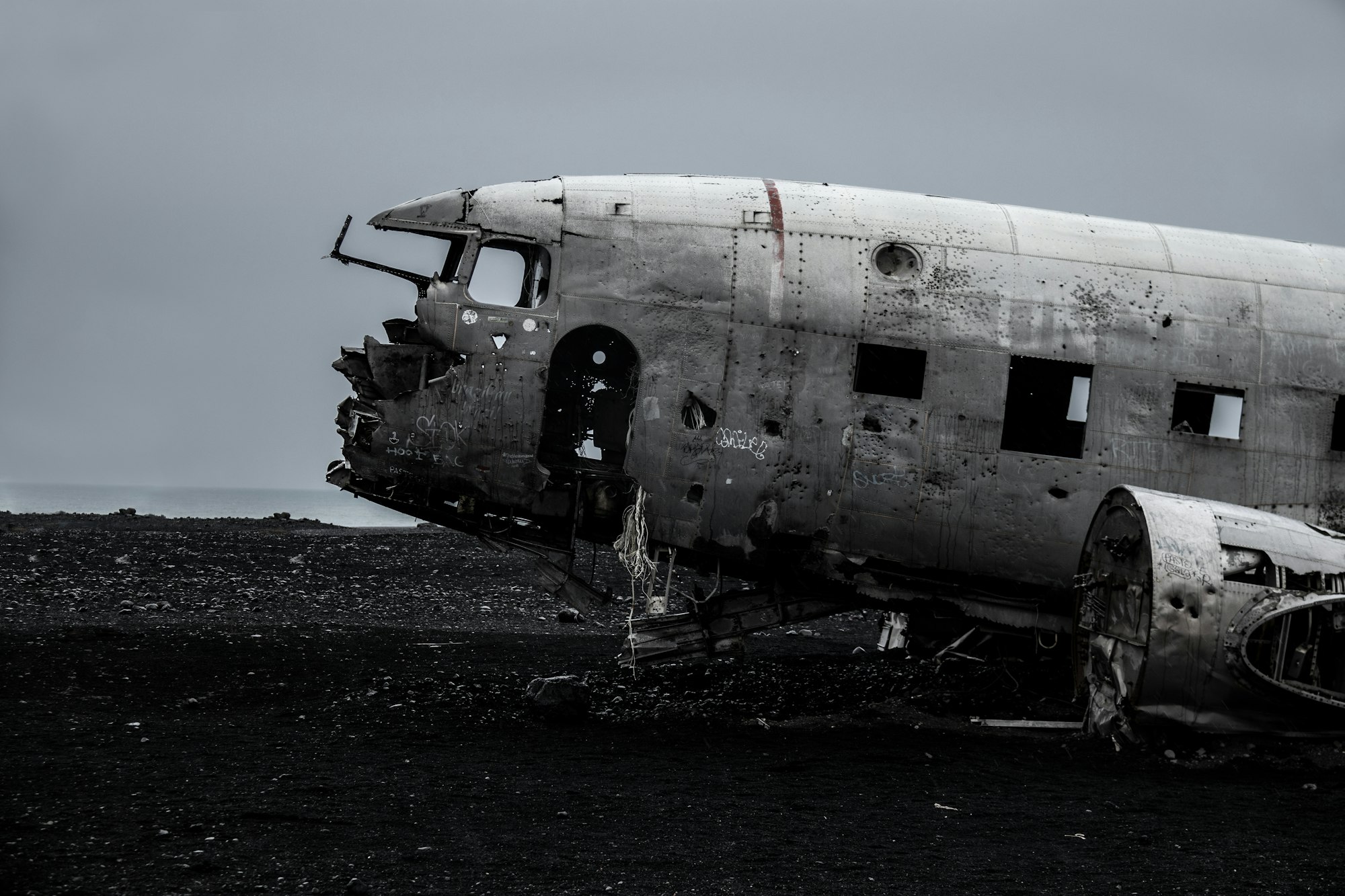 plane wrack island north destroyed iceland seebach crashed bad sad angry flying sand beach ocean