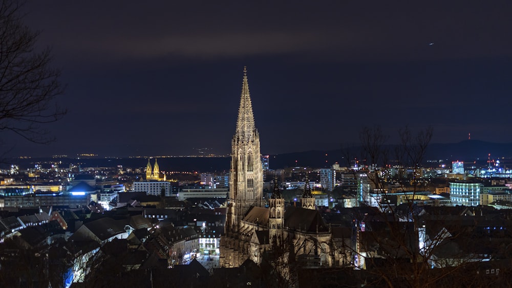 Immeuble de grande hauteur pendant la nuit