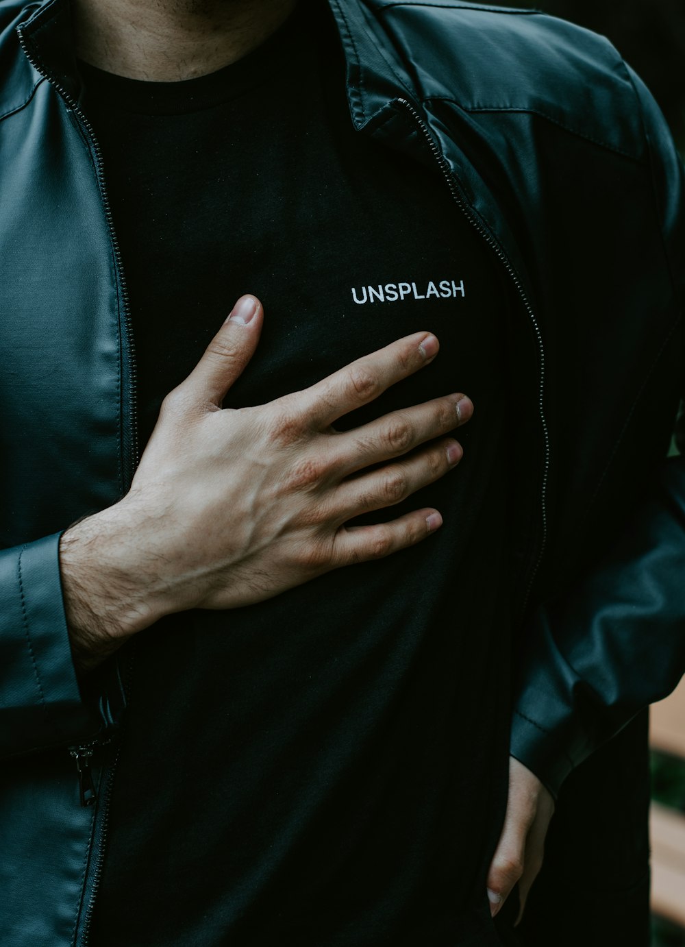 Hombre en negro chaqueta adidas con cremallera