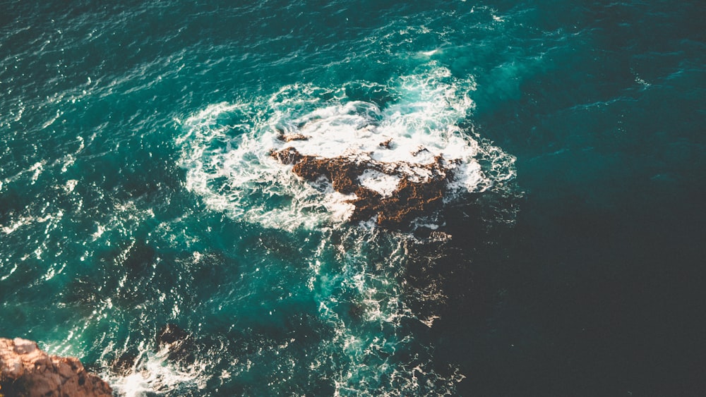 Vue aérienne des vagues de la mer