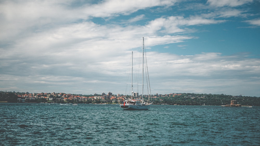 bateau blanc sur la mer sous le ciel bleu pendant la journée