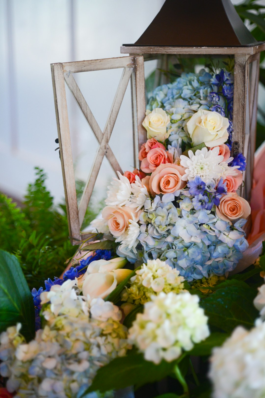 white and pink roses bouquet