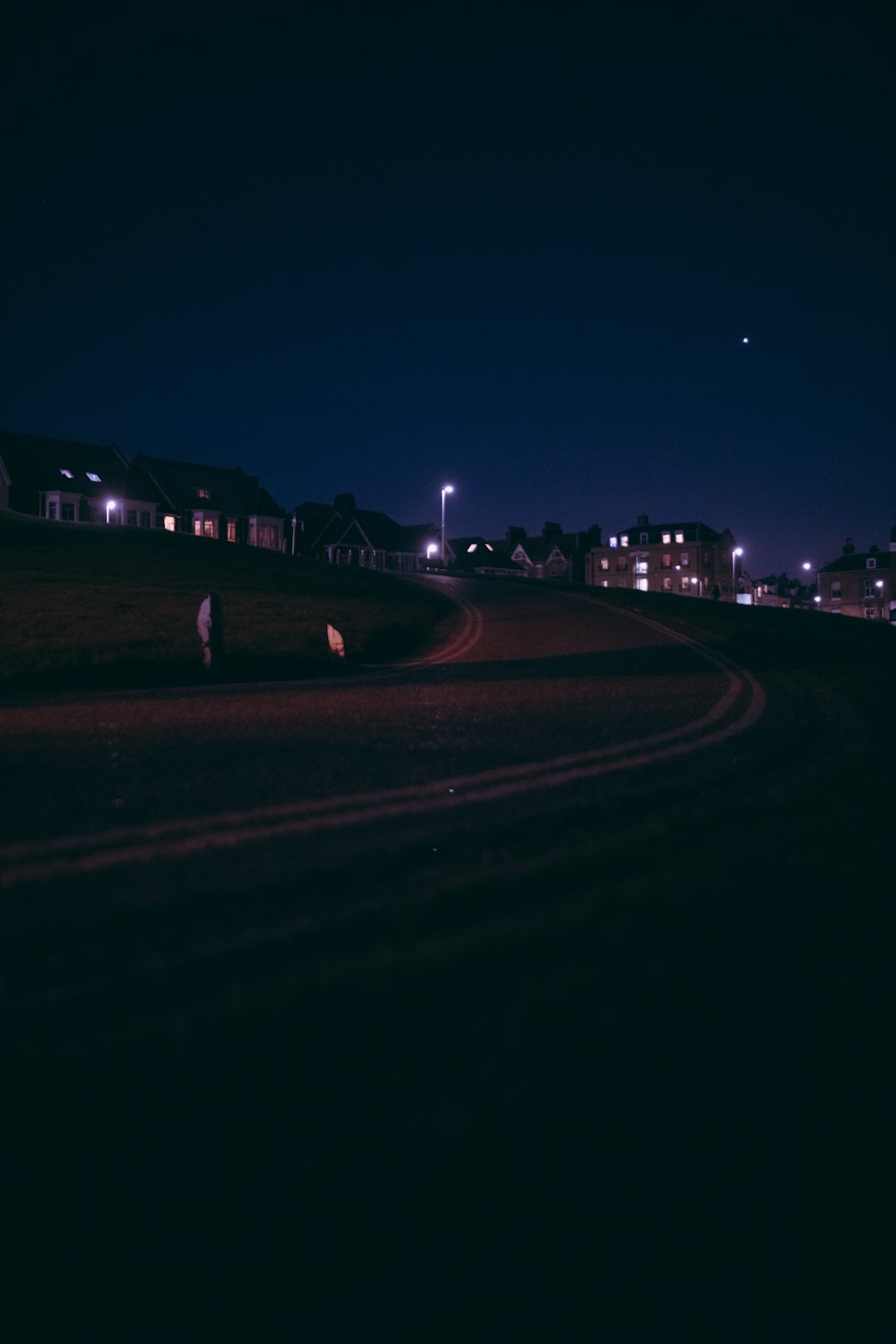 夜間の道路を走る車