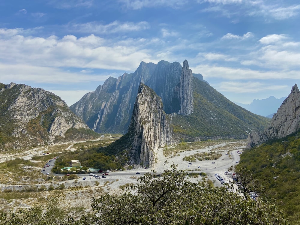 montagna verde e marrone sotto nuvole bianche durante il giorno