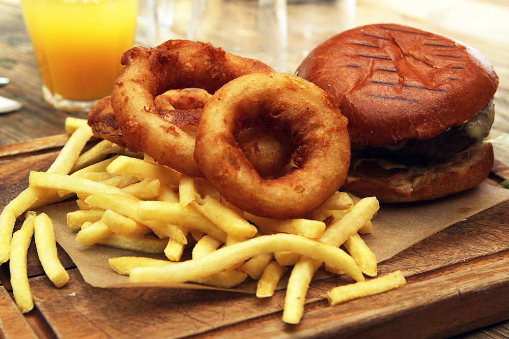 Burger und Pommes auf schwarzem Tisch