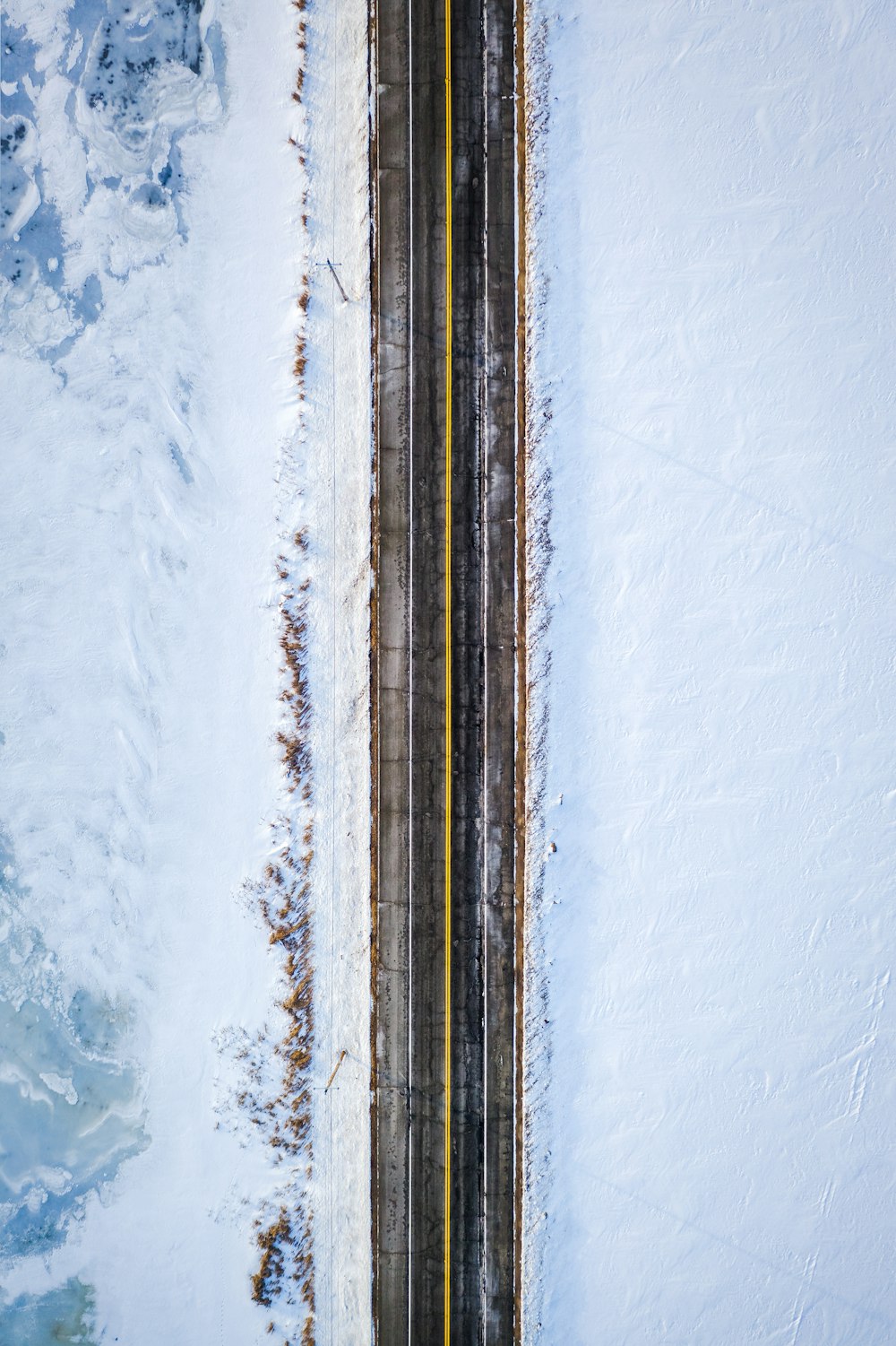 weißer schneebedeckter Boden tagsüber