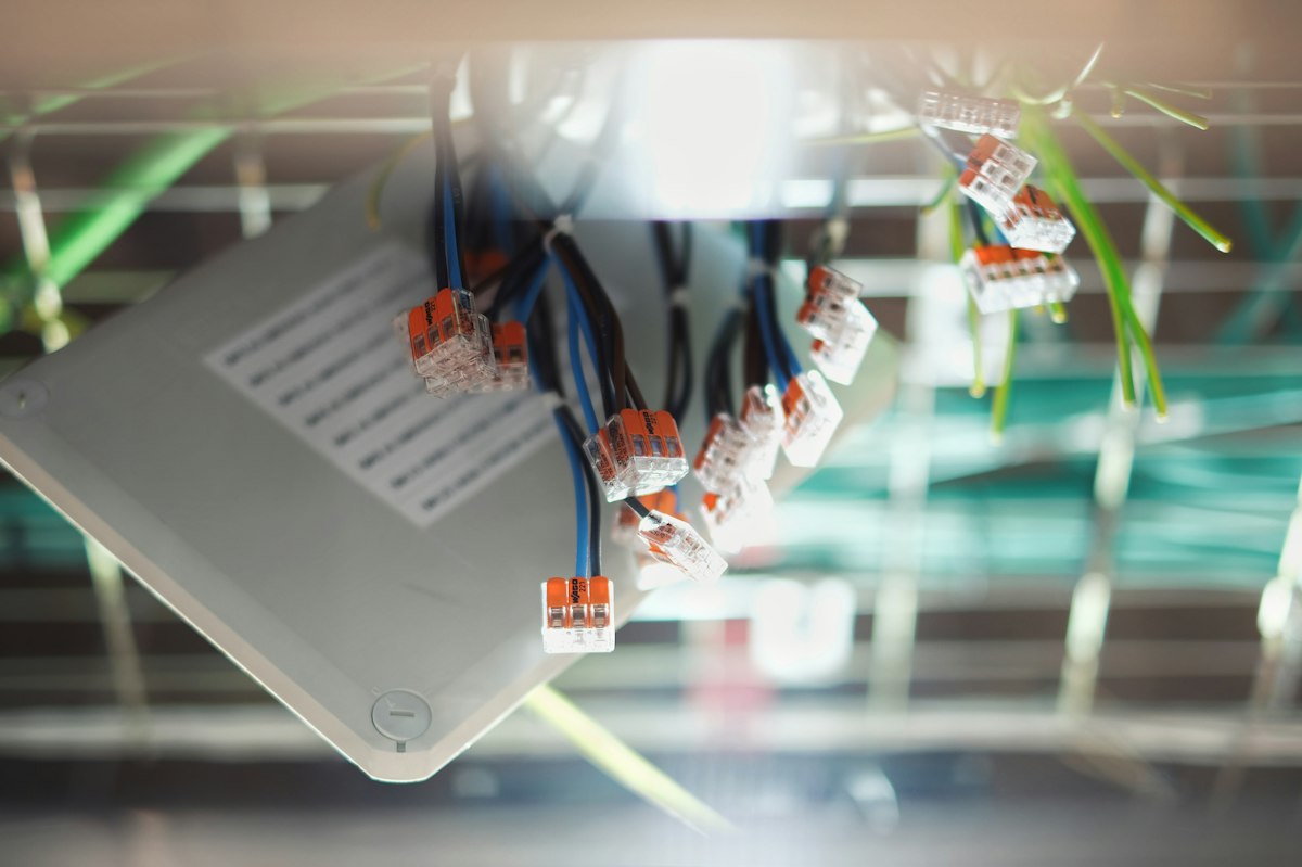 Abisolierte Adern bei einer Elektroinstallation