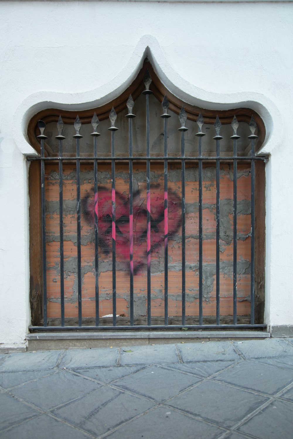 Porta in legno marrone con uccello rosso