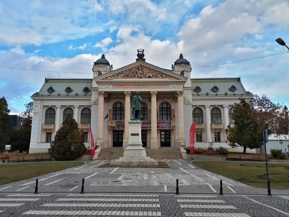 Weißer und brauner Betonbau unter weißen Wolken tagsüber