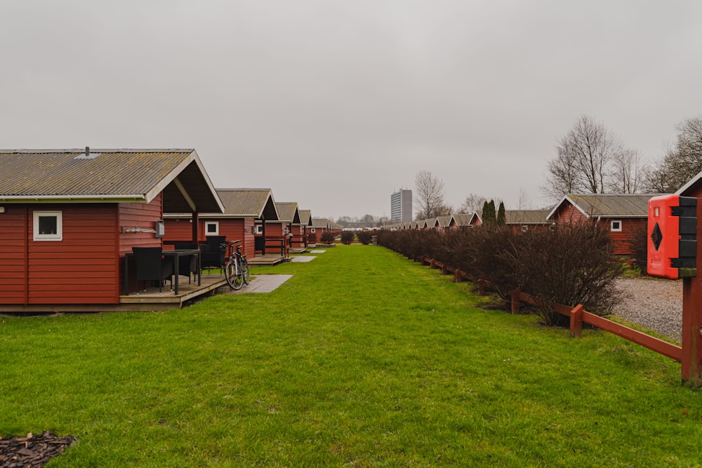 Braunes Holzhaus auf grünem Rasenfeld