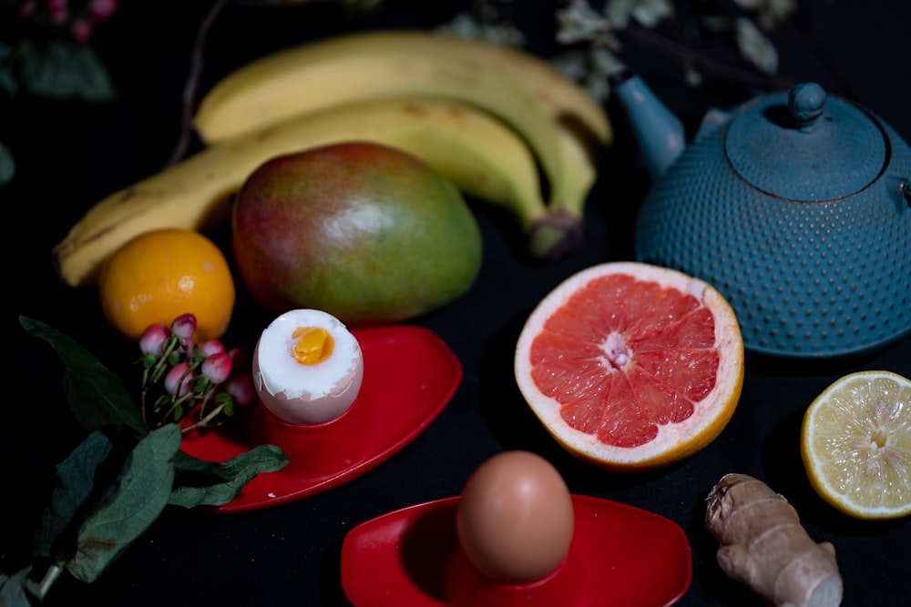 pomme verte à côté de fruits ronds rouges sur assiette en céramique rouge