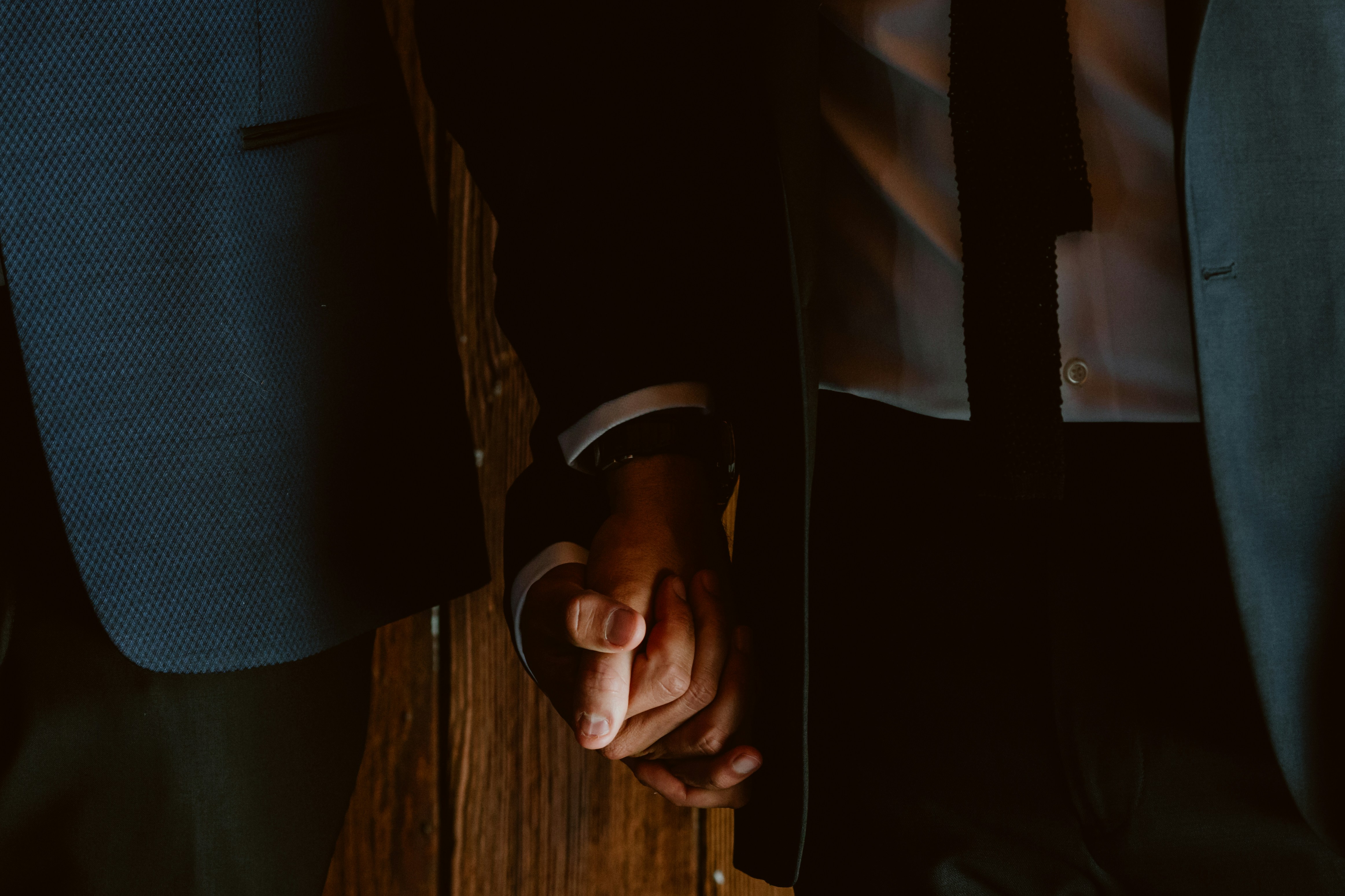 검은 양복 재킷을 입은 남자