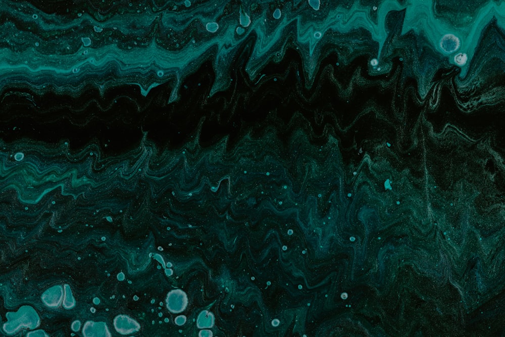 Una pintura abstracta en negro y verde con burbujas