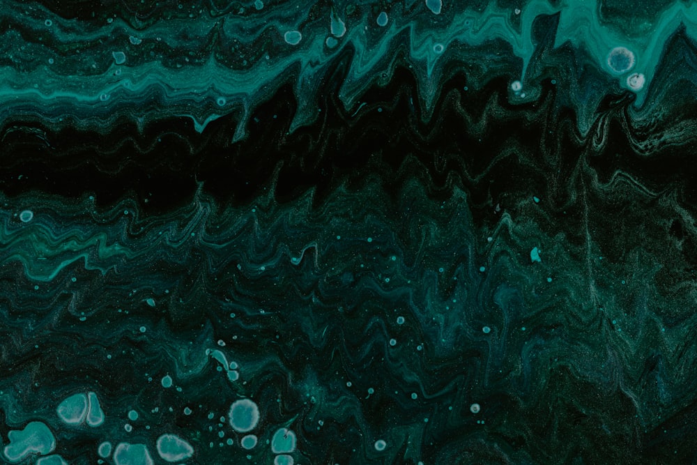 Une peinture abstraite en noir et vert avec des bulles