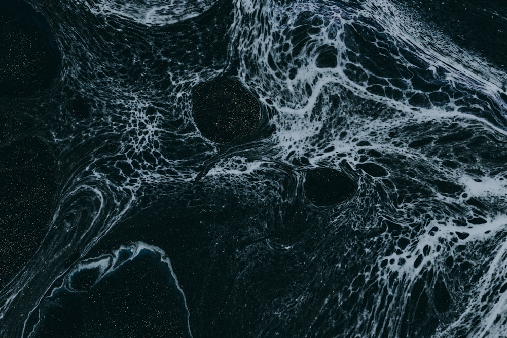 Ein Schwarz-Weiß-Foto von Wasser und Felsen