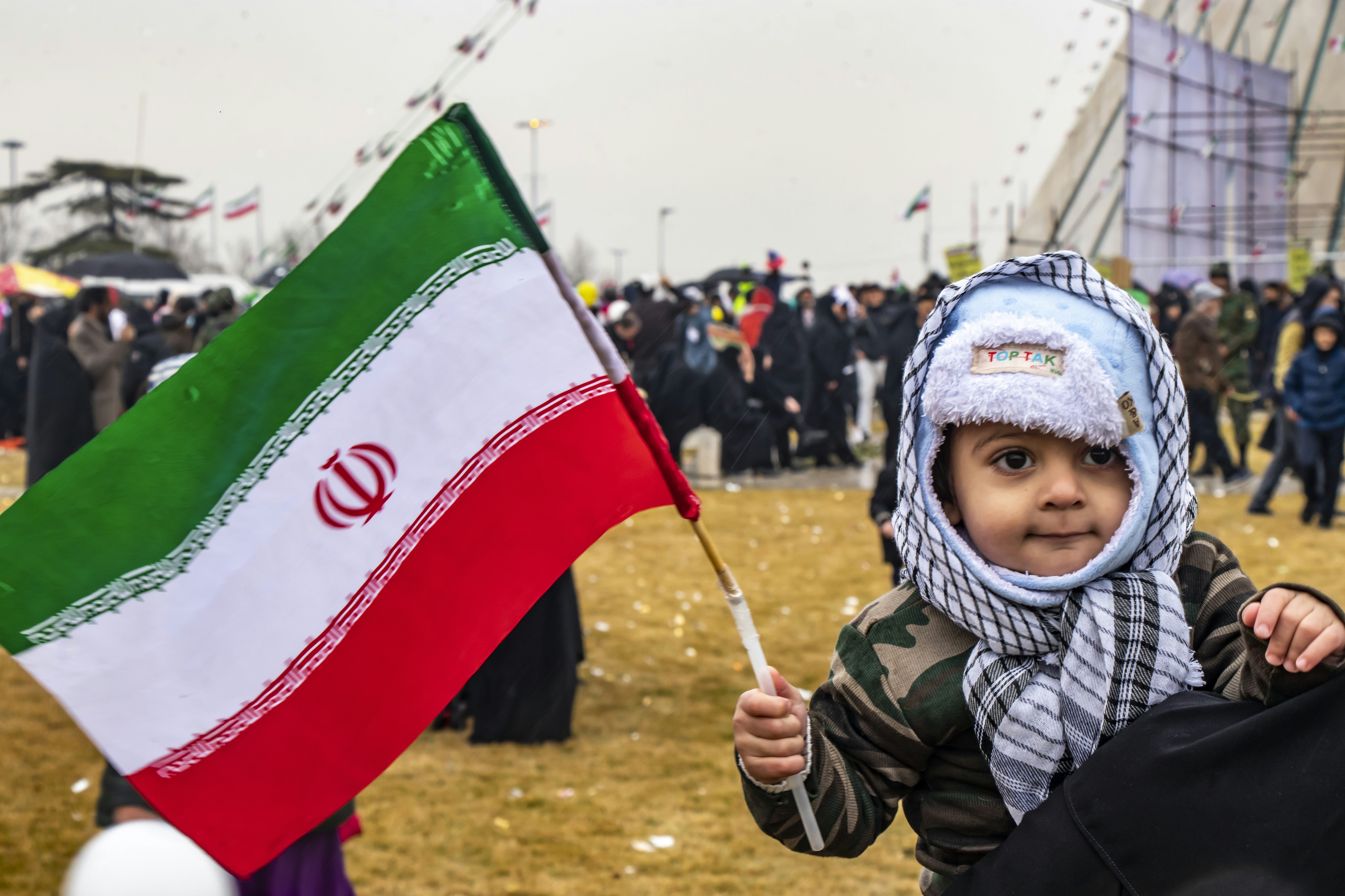 A kid holding Iran flag. photo by Mohammad Amin Kamangar. یک کودک پرچم ایران را نگه داشته است. عکس از محمدامین کمانگر