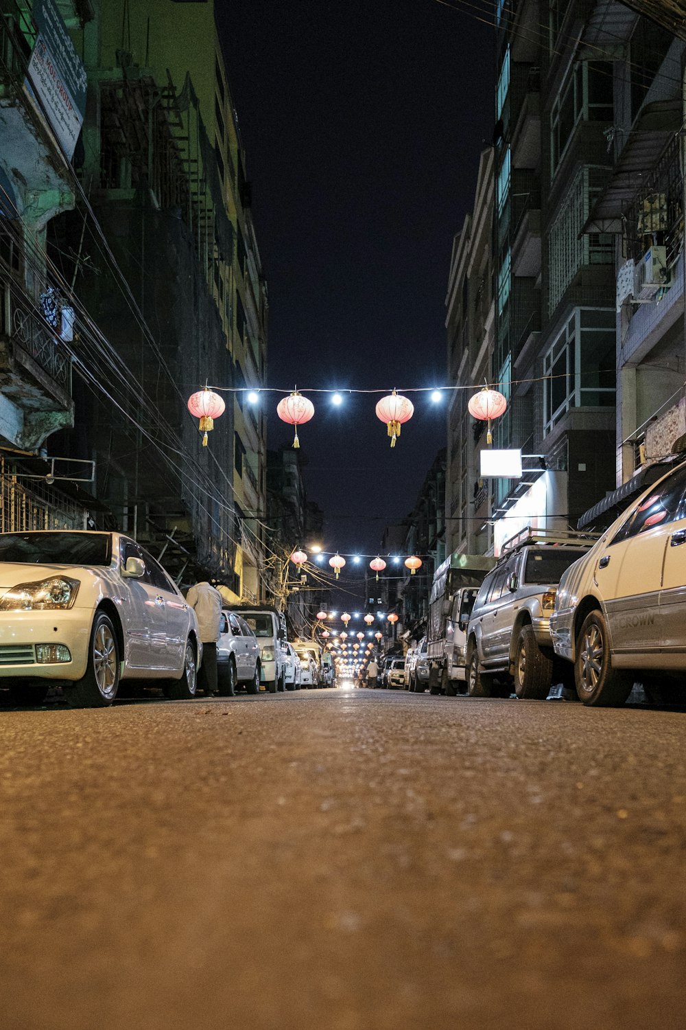 夜間の道路を走る車