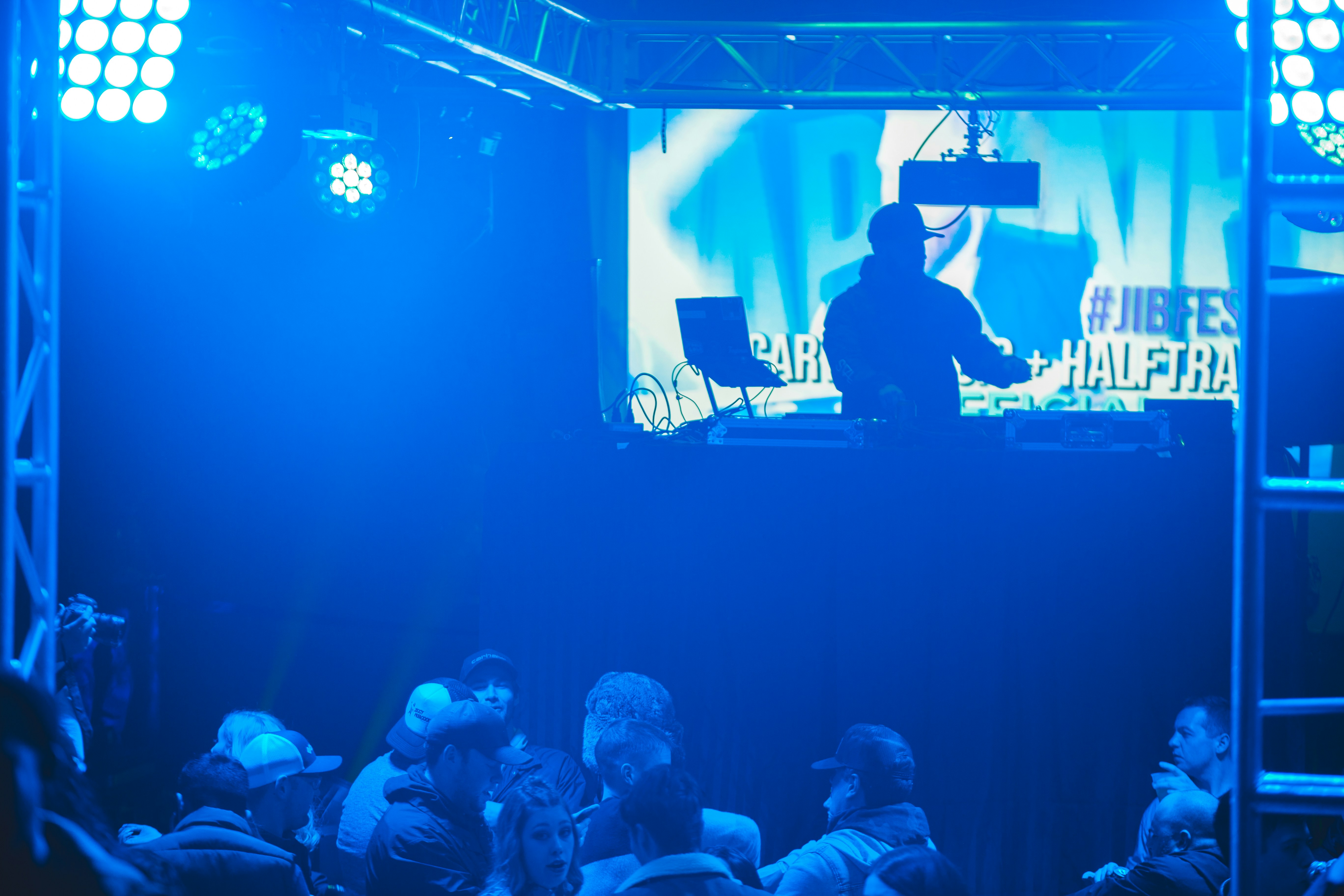 Image de Top 8 des DJs techno underground parisiens à découvrir pour votre bar