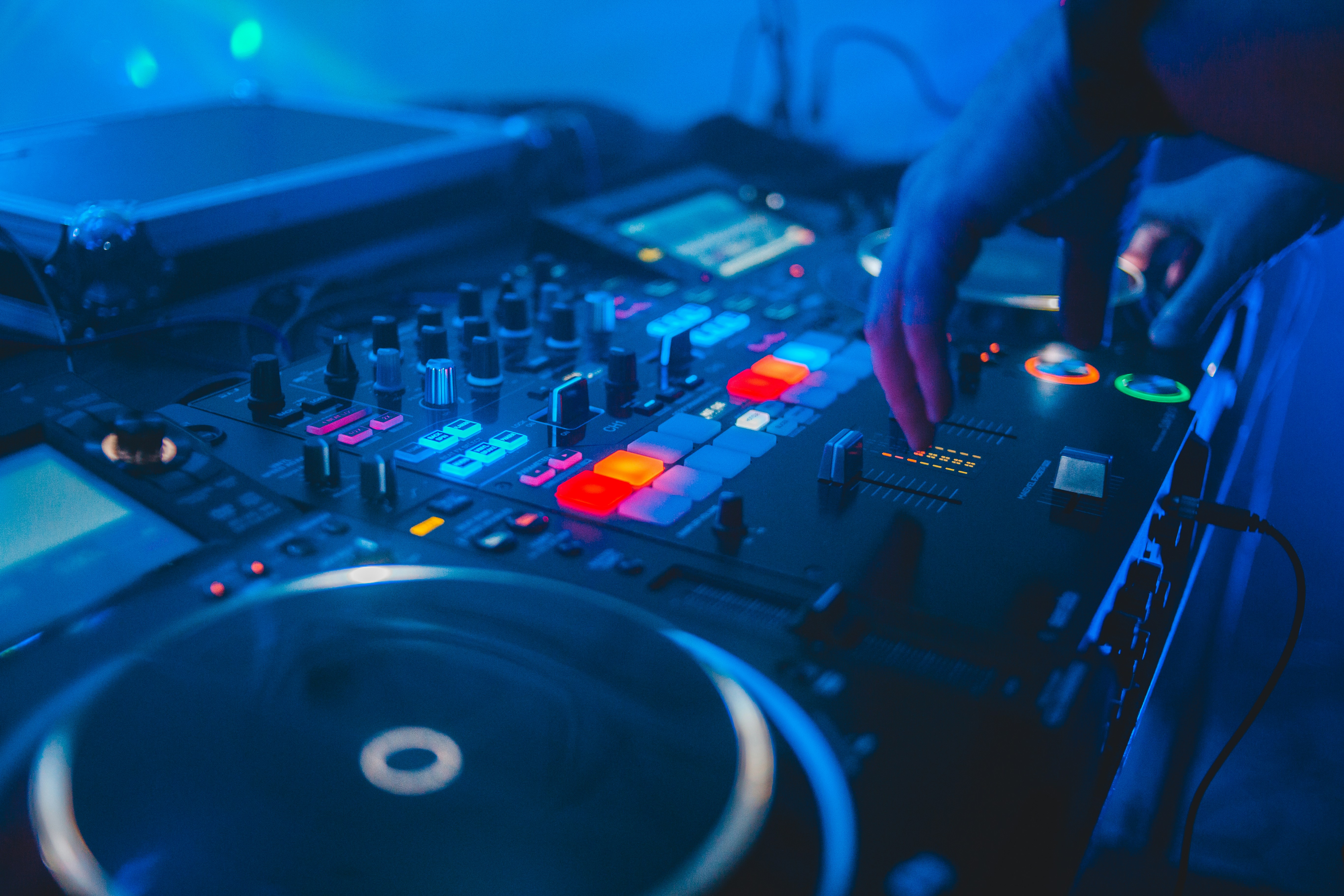 350 Dj Controller Pictures Hd Download Free Images Stock Photos On Unsplash