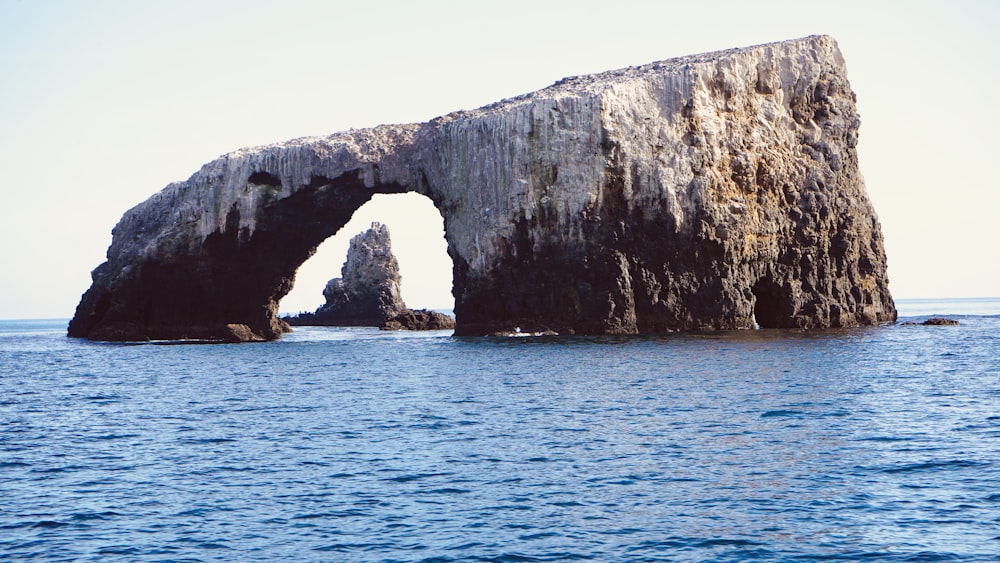 Formación rocosa marrón en el Mar Azul durante el día