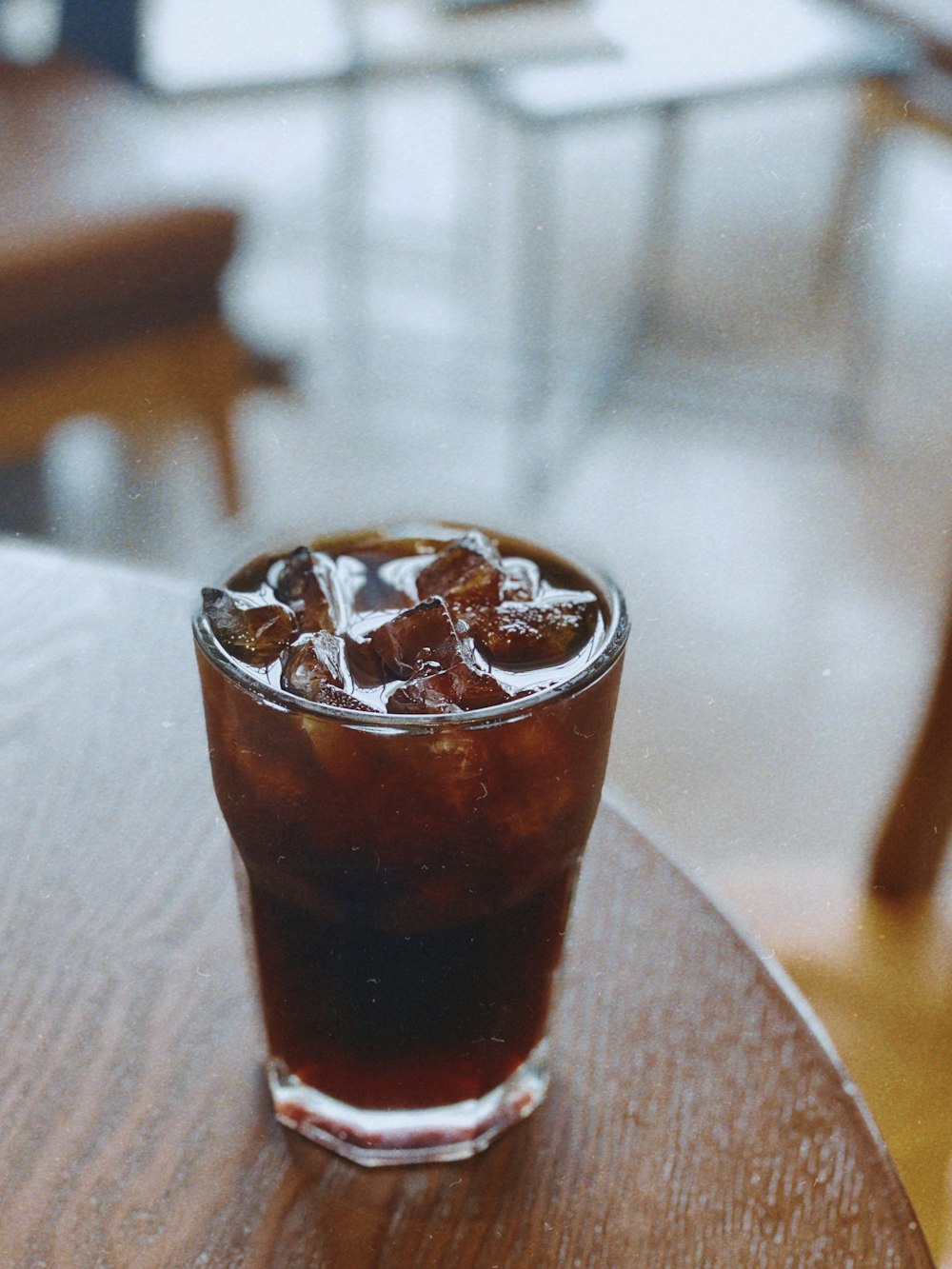 verre à boire transparent avec liquide brun