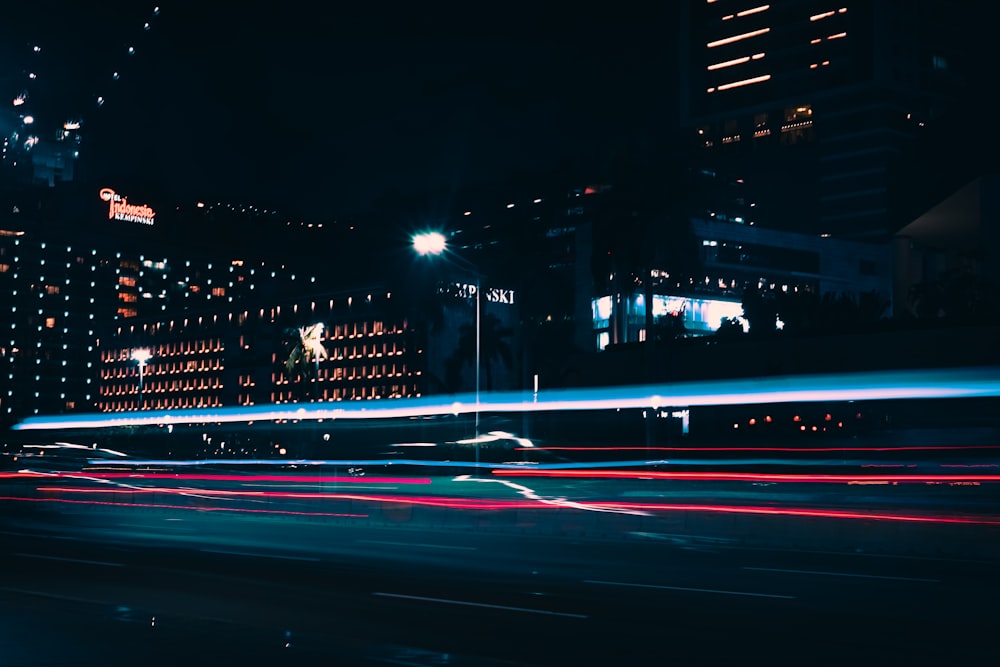 Stadtgebäude mit nachts eingeschalteten Lichtern