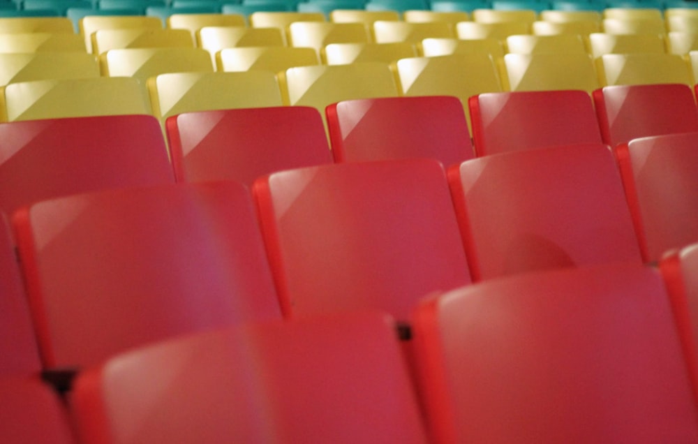 Chaises en plastique rouge dans le stade