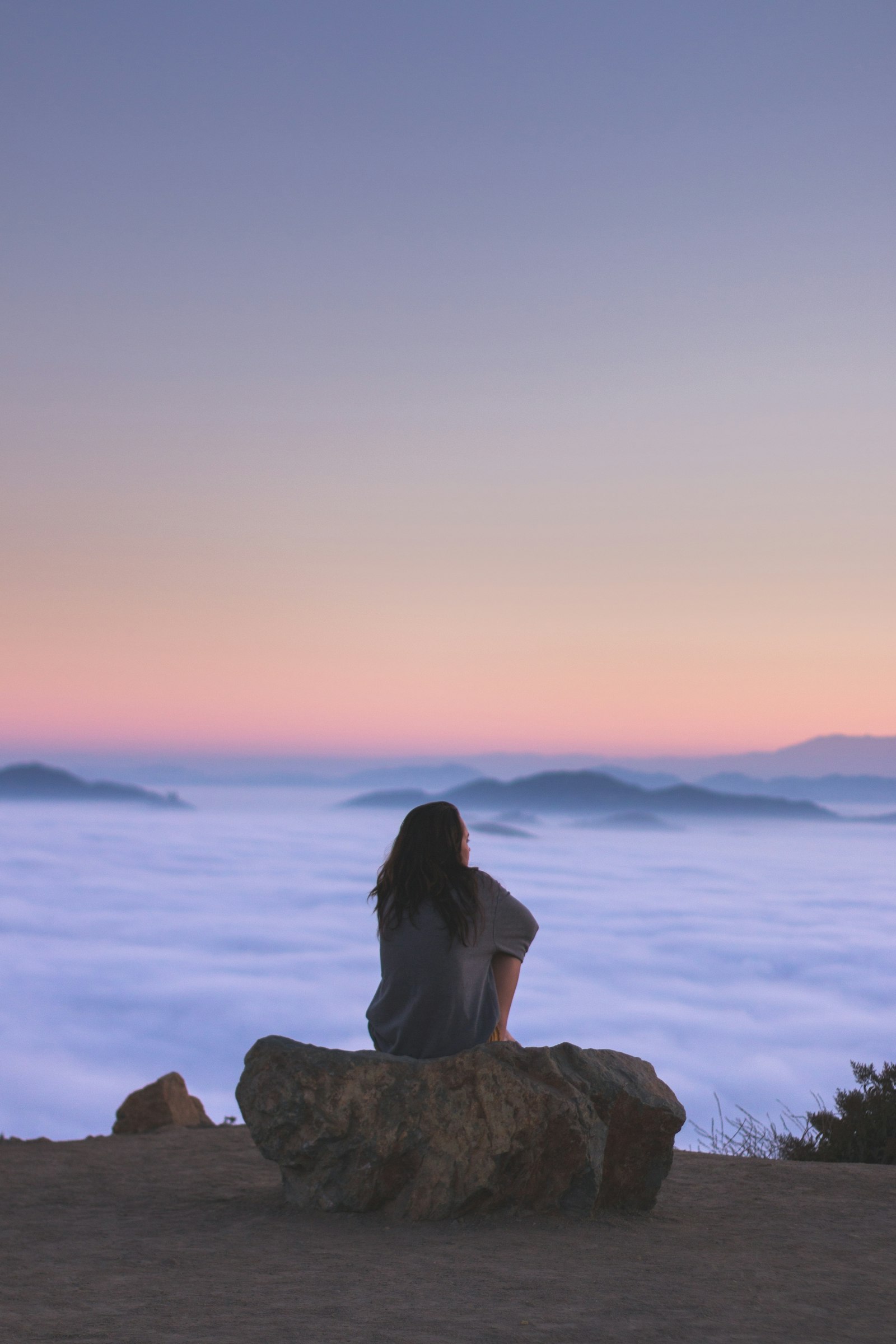 Canon EOS 70D + Yongnuo YN 50mm f/1.8 sample photo. Woman sitting on rock photography