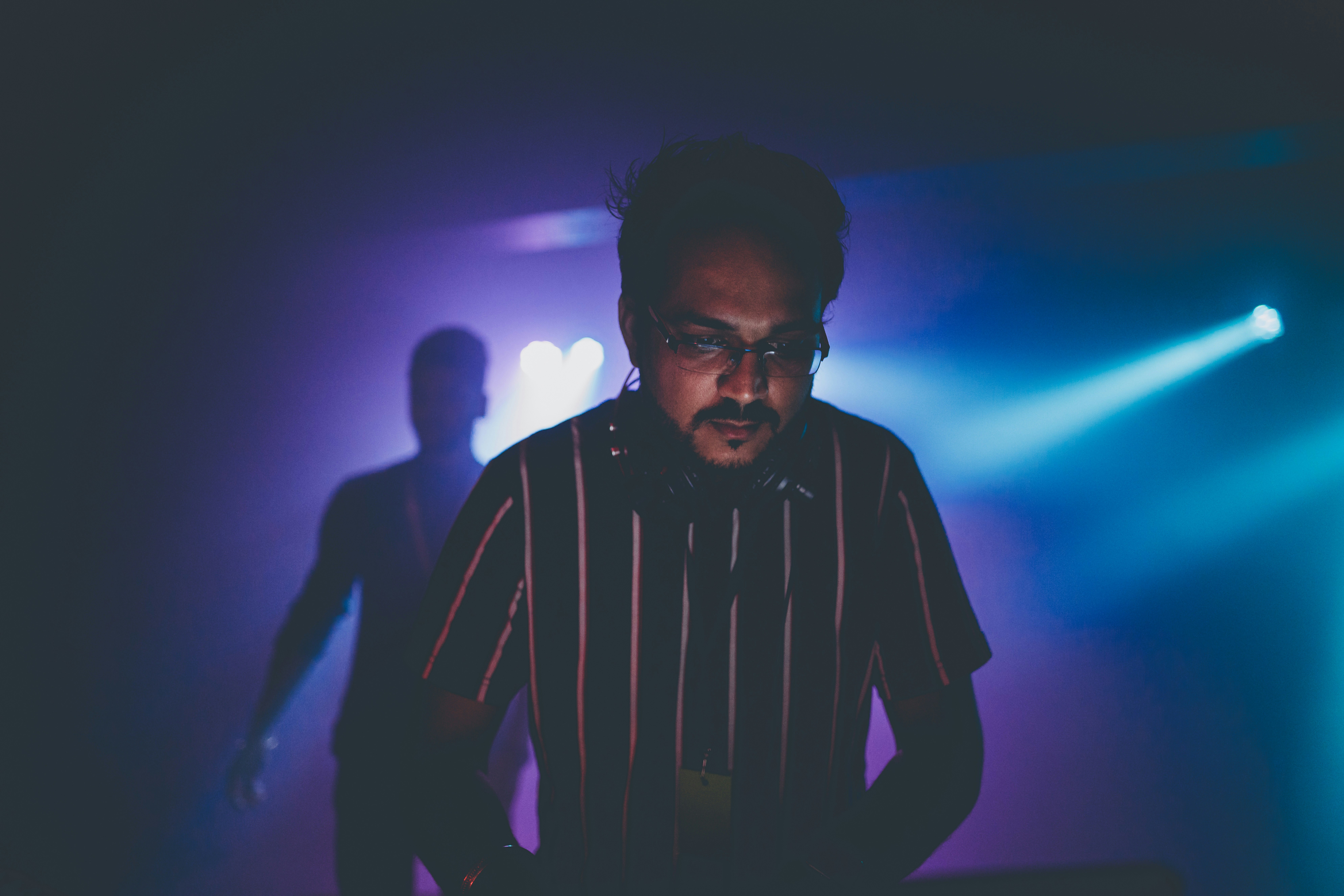 黒と白のストライプの長袖シャツを着た男