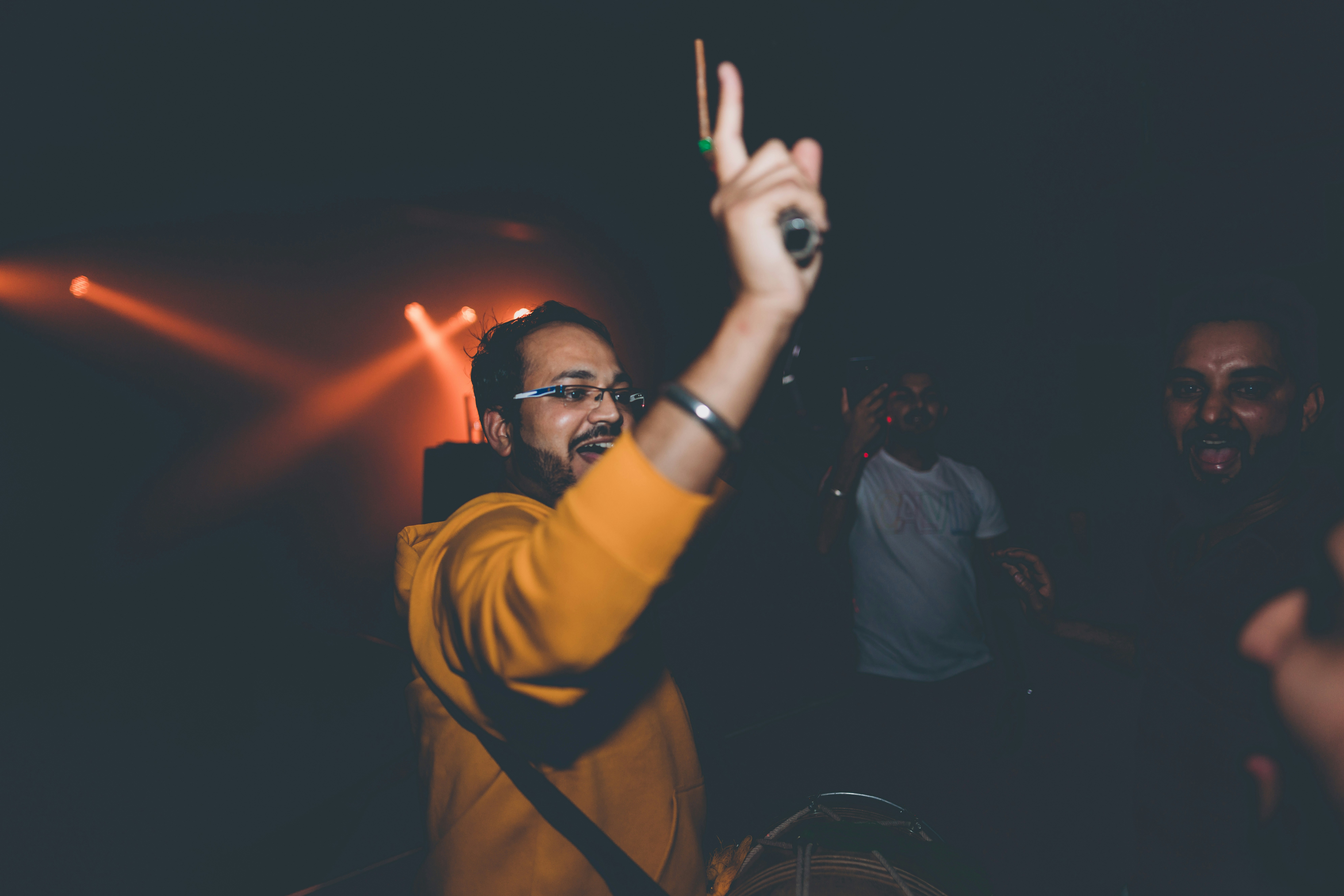 タバコを吸う茶色のジャケットを着た男