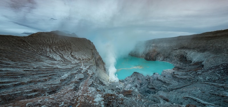 pemandangan kawah dan tebing pendakian Gunung Ijen Blue Fire