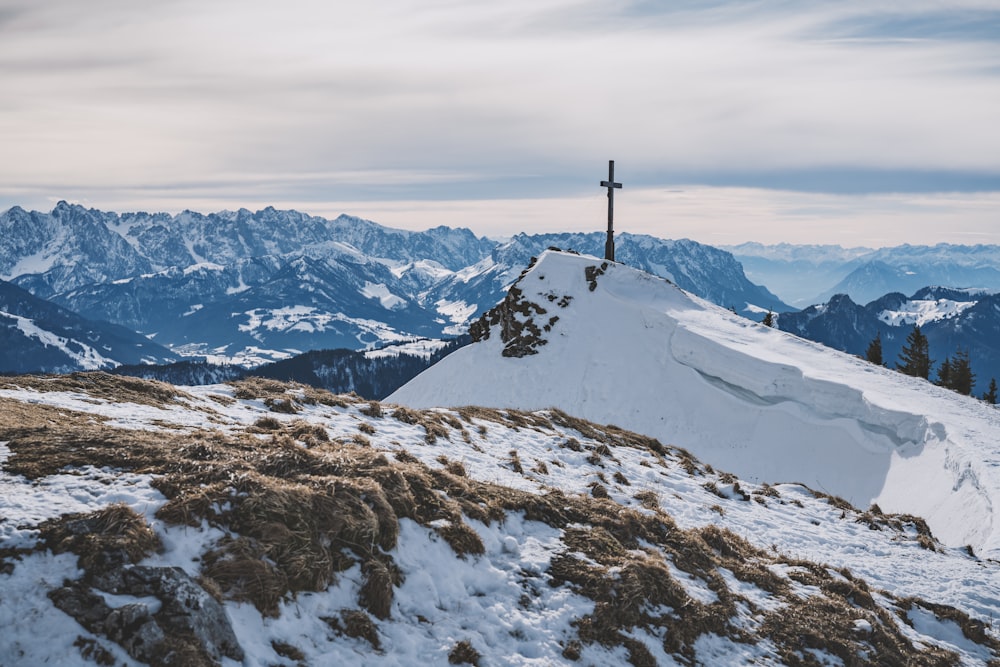 Person, die tagsüber auf einem schneebedeckten Berg steht