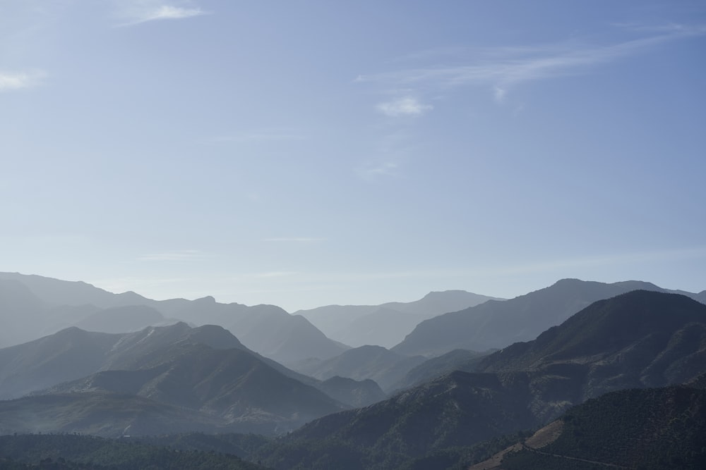 昼間の青空に緑の山々