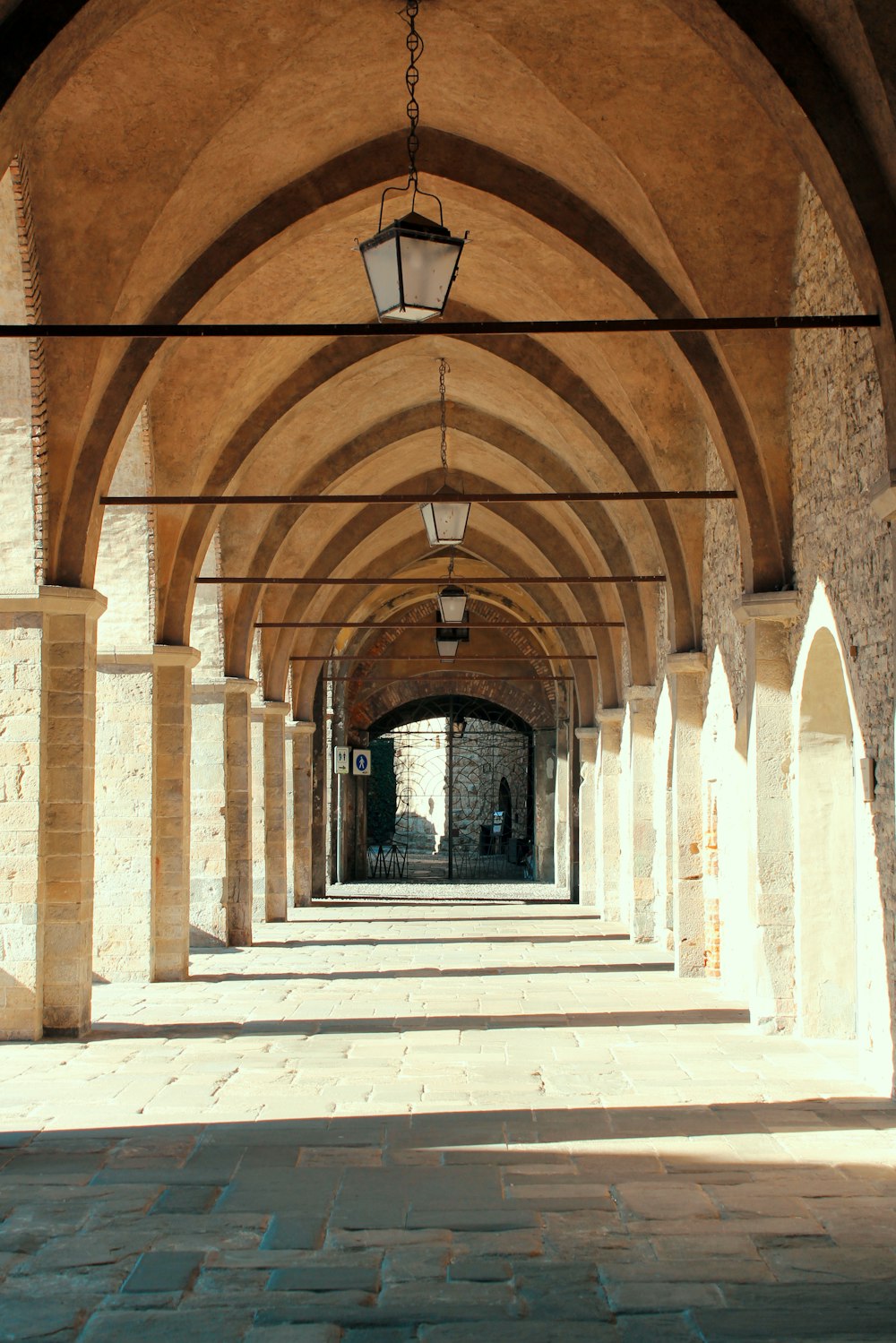 Bâtiment en béton brun et blanc