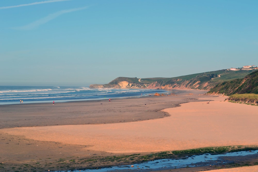 Playa de arena marrón durante el día