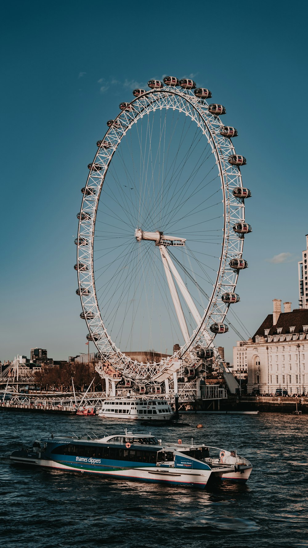 Riesenrad in der Nähe von Gebäuden tagsüber