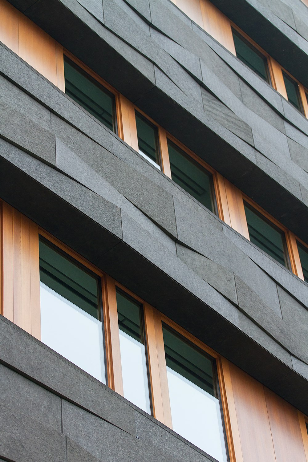 Edificio de hormigón marrón y negro