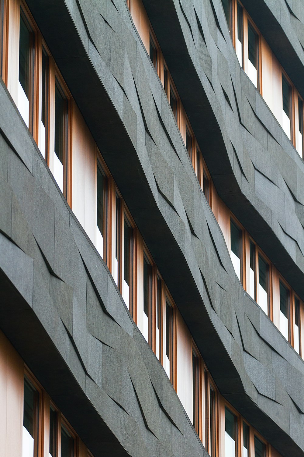 ventana de madera marrón y negra