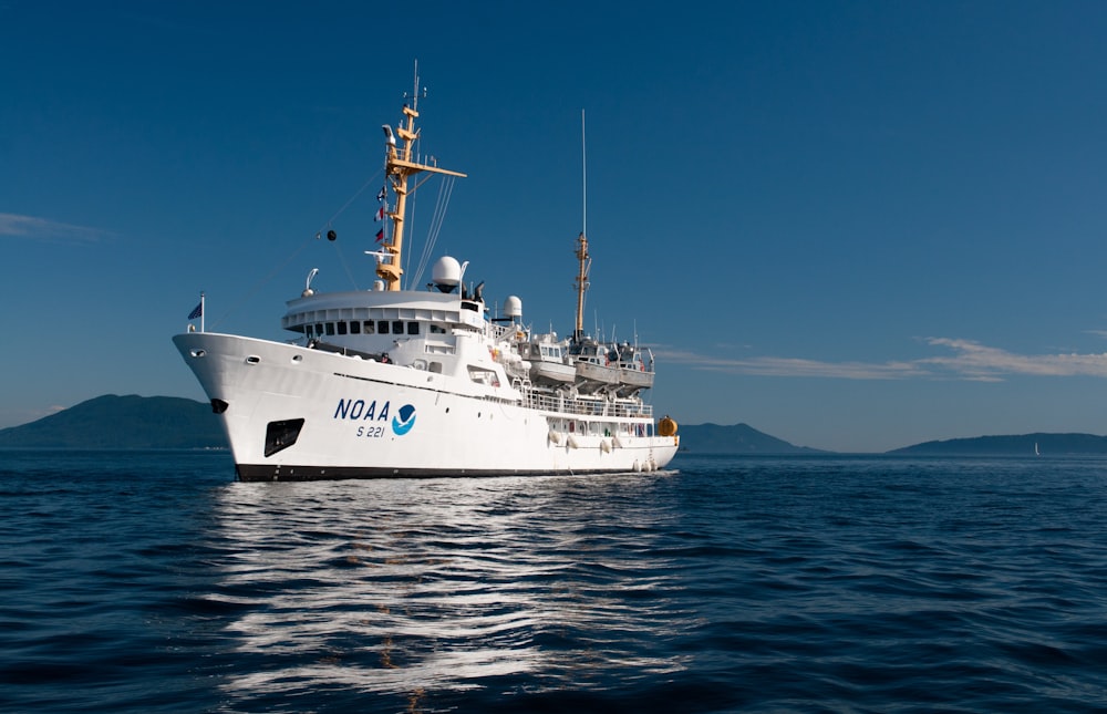 nave bianca sul mare sotto il cielo blu durante il giorno