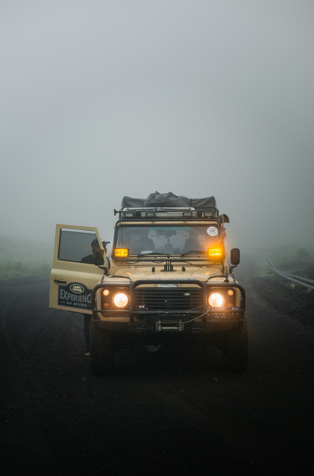 Jeep Wrangler blanc et noir sur route