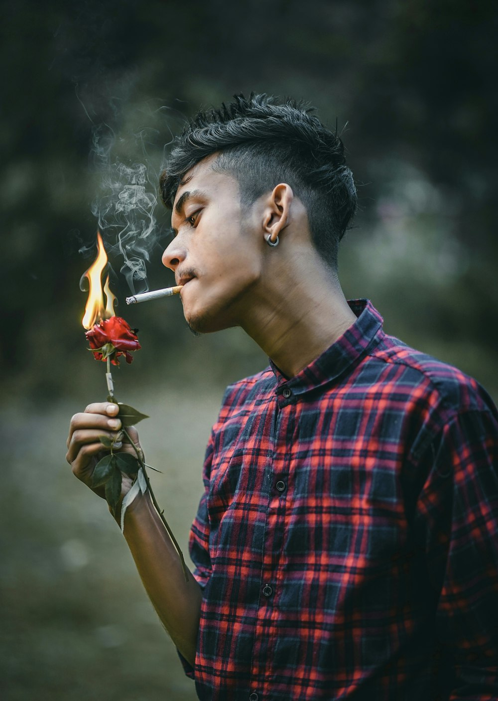 homem em vermelho e preto xadrez botão até camisa fumando