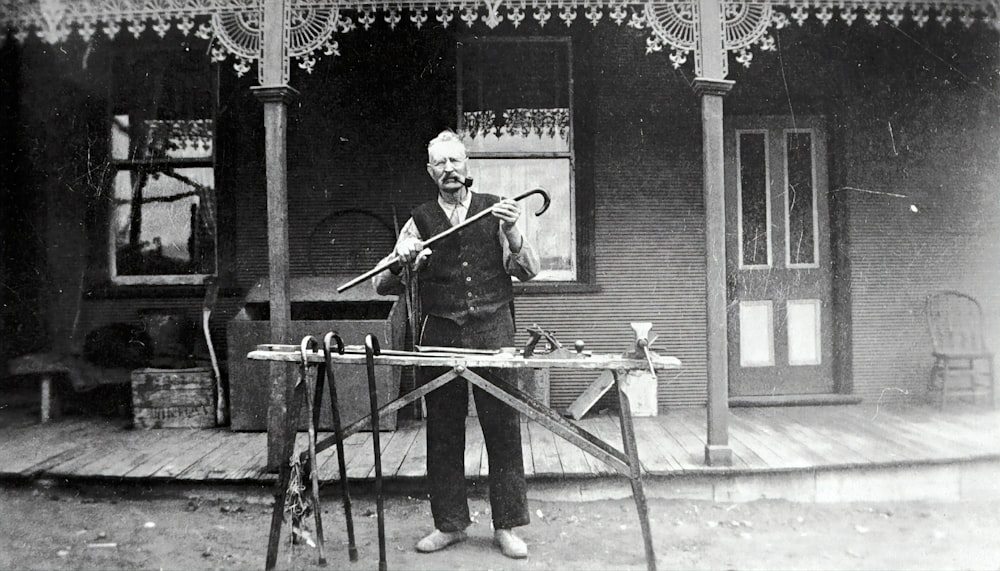 그레이스케일 사진에서 트럼펫을 연주하는 남자